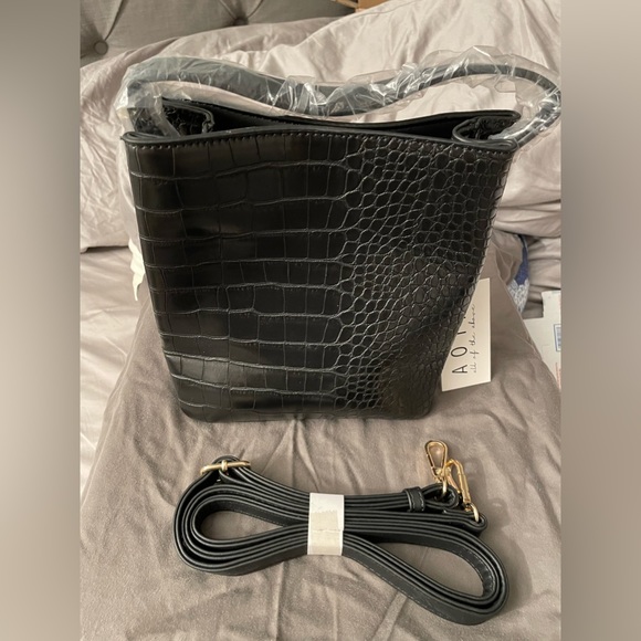 AOTA | Croc Embossed Top Handle Bucket Bag W/ Crossbody | $188 | NWT - Picture 8 of 15